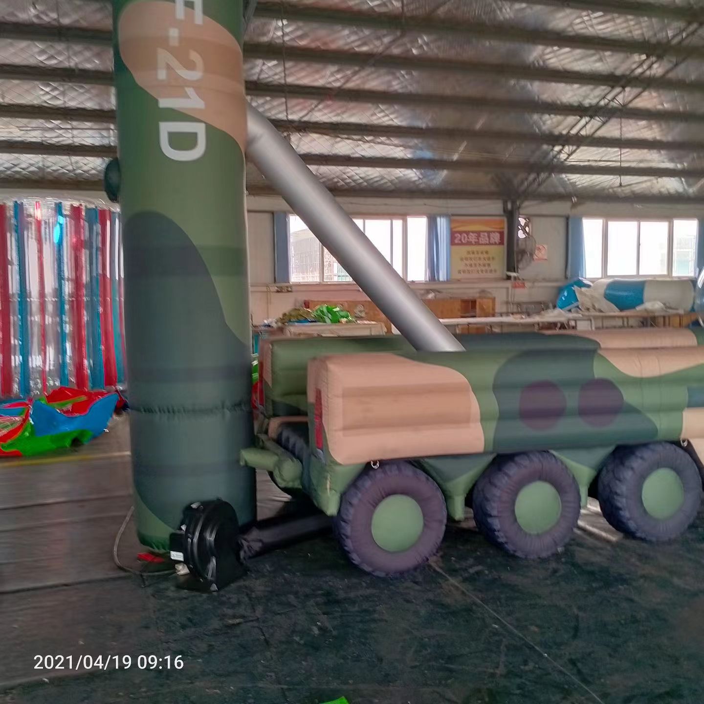 曲周军事演习中的充气目标车辆：模拟发射车雷达车坦克飞机